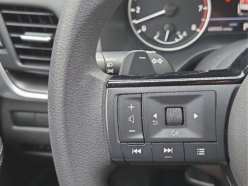 Used 2023 Nissan Rogue SV AWD/4WD image 19
