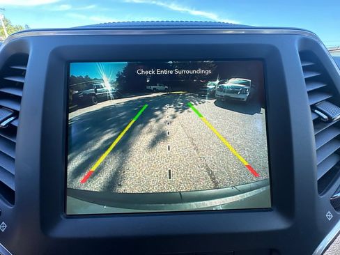 Used 2023 Jeep Cherokee Altitude Lux AWD/4WD image 16
