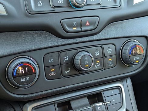 Used 2024 GMC Terrain SLE w/ Driver Convenience Package image 17