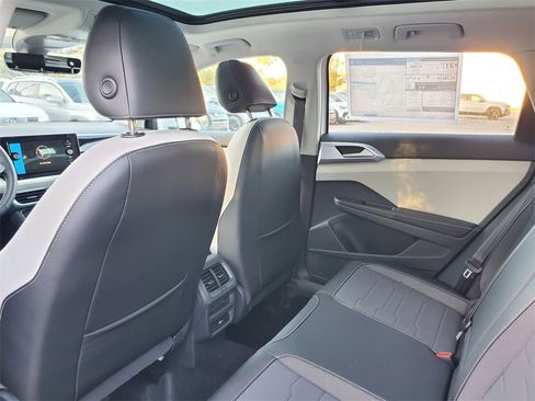 New 2025 Volkswagen Taos SE image 5