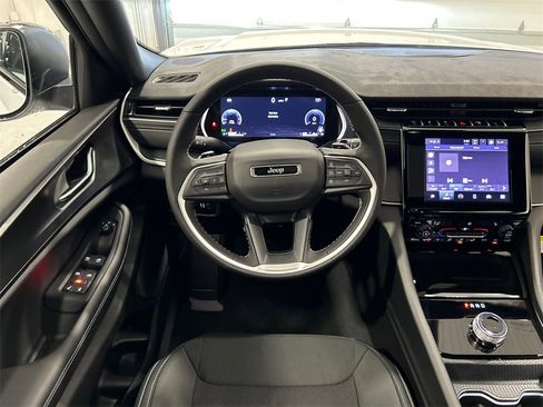 New 2025 Jeep Grand Cherokee Laredo w/ Luxury Tech Group I image 28