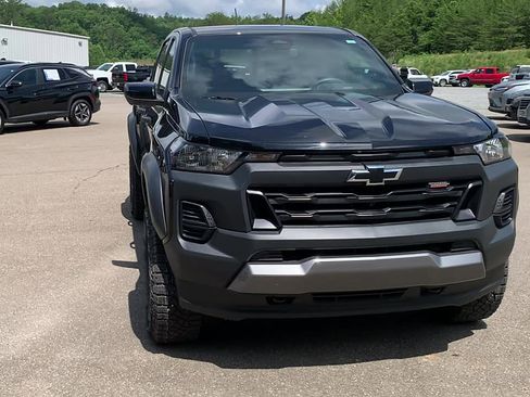 Used 2024 Chevrolet Colorado Trail Boss w/ Technology Package AWD/4WD image 7