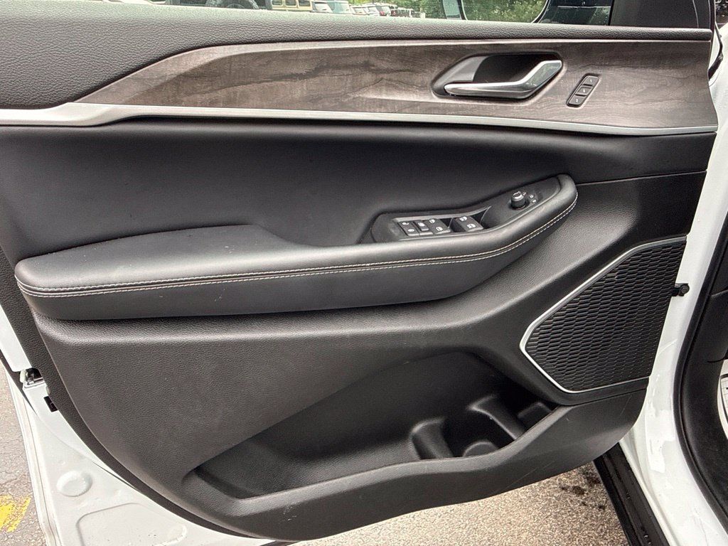 Used 2026 Jeep Grand Cherokee Limited AWD/4WD image 21
