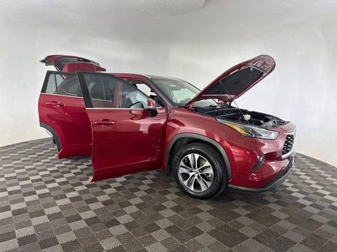 Used 2022 Toyota Highlander XLE AWD/4WD image 15