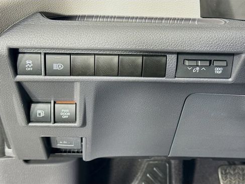 Certified 2024 Toyota Sienna Limited image 10