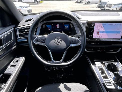 Certified 2025 Volkswagen Atlas Cross Sport SE FWD image 19