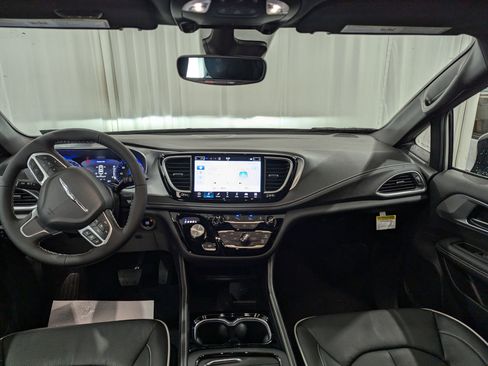 New 2026 Chrysler Pacifica Limited w/ Trailer Tow Group image 15