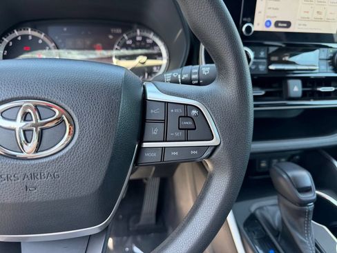 Used 2023 Toyota Highlander L AWD/4WD image 18