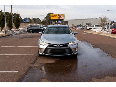 Used 2017 Toyota Camry LE image 2