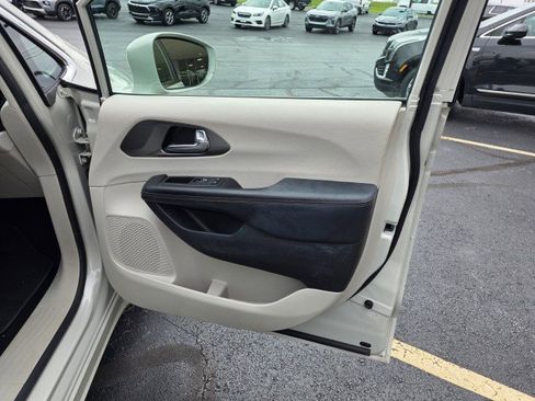 Used 2020 Chrysler Pacifica Touring w/ Advanced Safetytec Group FWD image 24