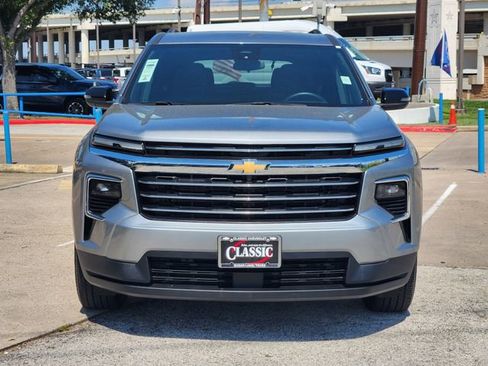 Used 2025 Chevrolet Traverse LT FWD image 2