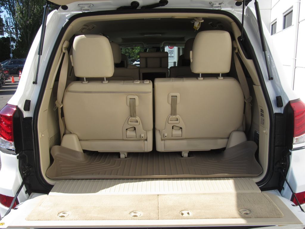 Used 2015 Lexus LX 570 4WD w/ Luxury Package image 21