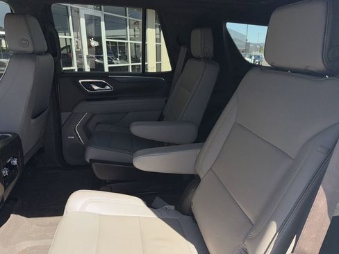 Used 2023 GMC Yukon SLT w/ SLT Premium Package image 3