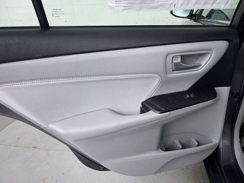 Used 2017 Toyota Camry XLE w/ Moonroof Package FWD image 21