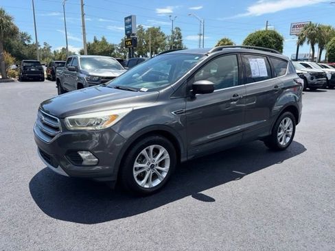 Used 2017 Ford Escape SE w/ Equipment Group 201A FWD image 3