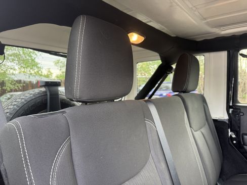 Used 2015 Jeep Wrangler Unlimited Sahara w/ Connectivity Group AWD/4WD image 18