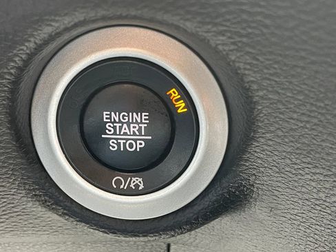 Used 2025 Chrysler Pacifica Limited FWD image 35
