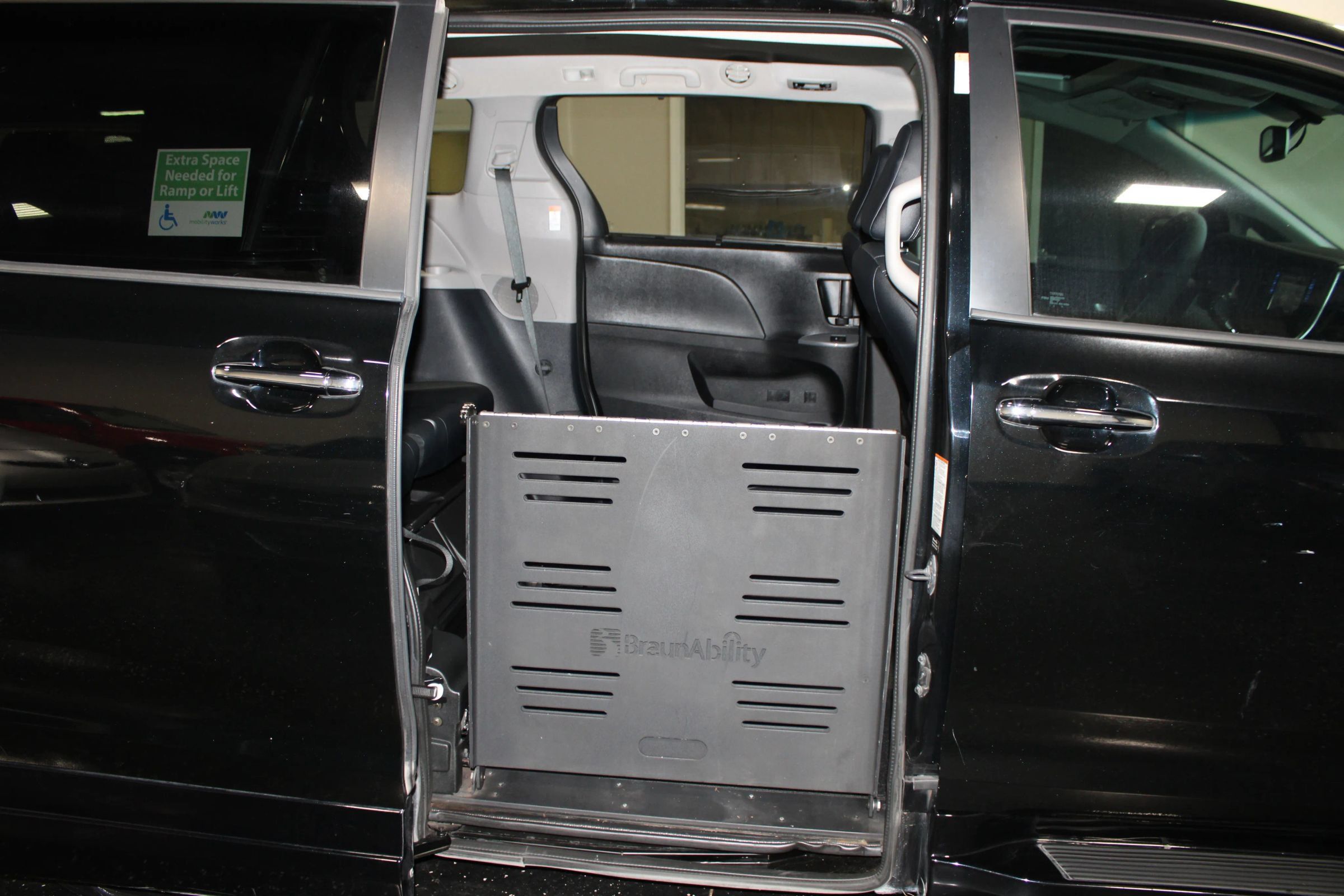 Used 2015 Toyota Sienna SE w/ SE Preferred Package FWD image 46