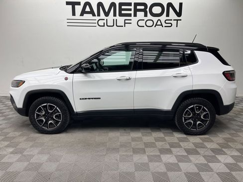 Used 2025 Jeep Compass Trailhawk AWD/4WD image 2