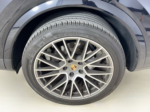 Used 2022 Porsche Cayenne Platinum Edition w/ Premium Package Plus image 34