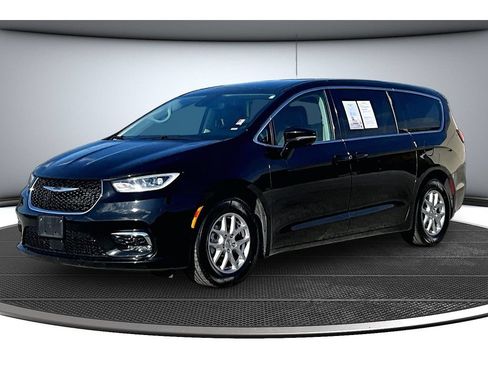 Used 2024 Chrysler Pacifica Touring-L FWD image 16