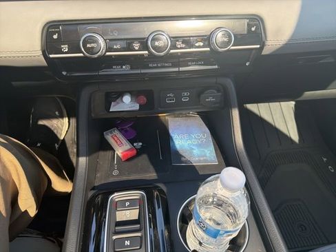 Used 2025 Honda Pilot Touring image 17