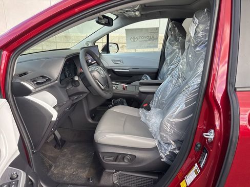 Certified 2025 Toyota Sienna XLE image 4