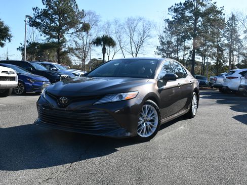 Certified 2019 Toyota Camry XLE image 3