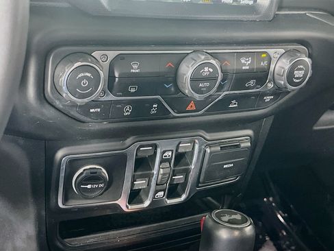 Used 2023 Jeep Wrangler Unlimited Sahara AWD/4WD image 16