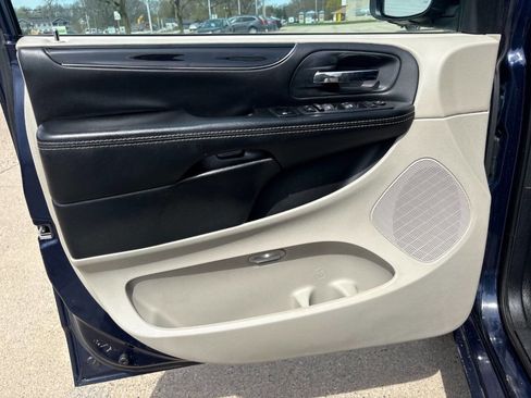 Used 2017 Dodge Grand Caravan SXT image 9