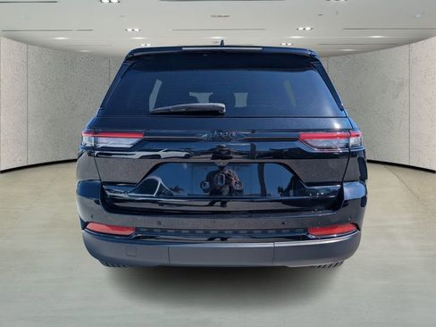 Used 2023 Jeep Grand Cherokee Altitude image 4