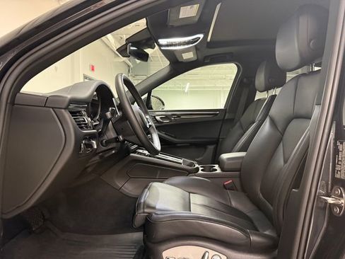 Certified 2025 Porsche Macan image 5