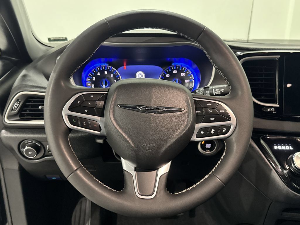 Used 2025 Chrysler Pacifica Select FWD image 4