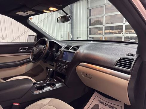 Used 2019 Ford Explorer XLT w/ Equipment Group 201A FWD image 28