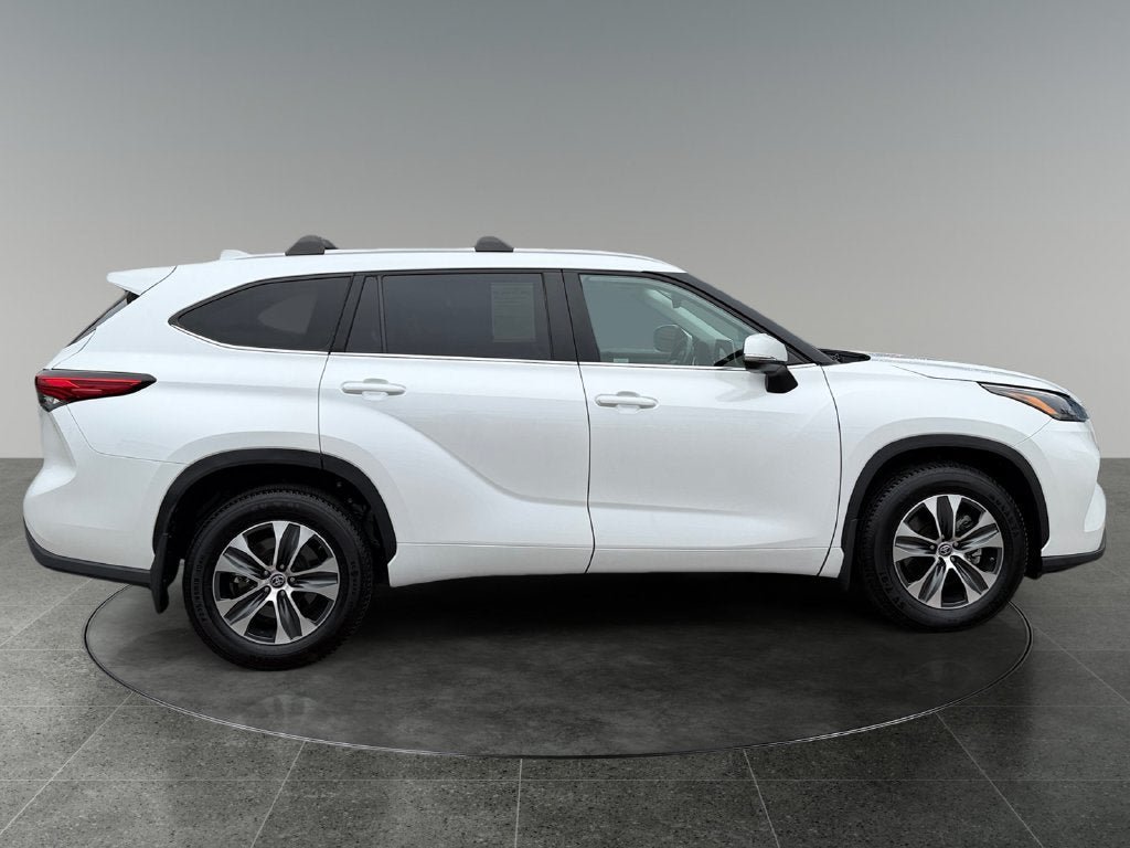 Used 2023 Toyota Highlander XLE AWD/4WD image 10