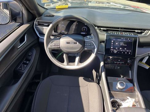 Used 2025 Jeep Grand Cherokee Laredo X image 16