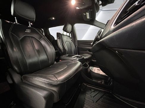Used 2021 Chrysler Pacifica Touring-L w/ Uconnect Theater Family Group image 14