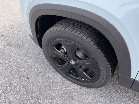 New 2026 Volkswagen Taos SE image 7