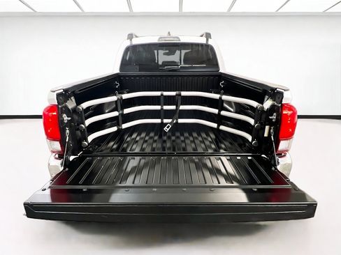 Used 2022 Toyota Tacoma SR5 RWD image 17