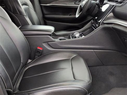 Used 2024 Jeep Grand Cherokee Limited image 31