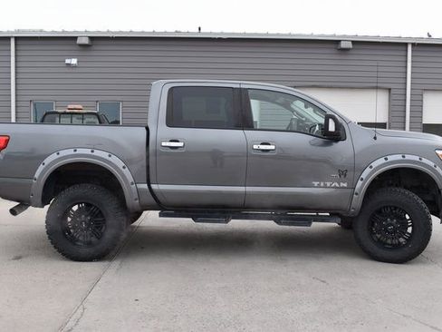 Used 2021 Nissan Titan SV w/ SV Convenience Package image 4