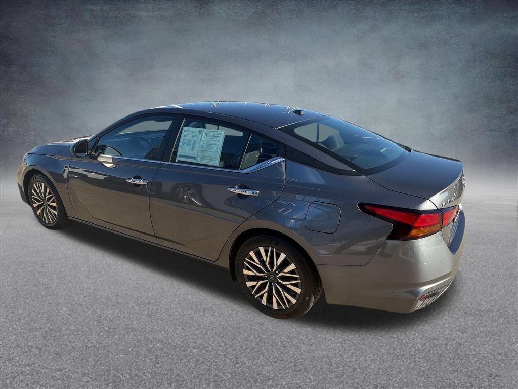 Used 2025 Nissan Altima 2.5 SV FWD image 3