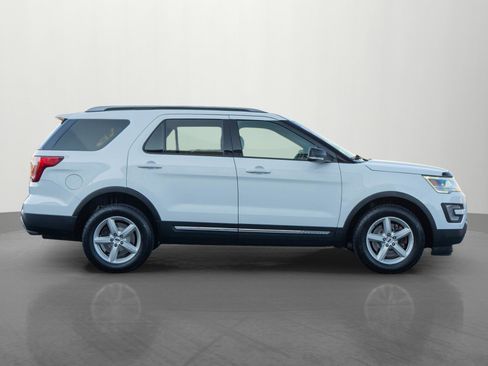Used 2017 Ford Explorer XLT w/ Equipment Group 202A image 8