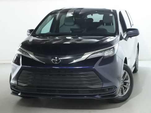 Used 2026 Toyota Sienna LE AWD/4WD image 3