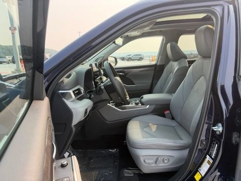 Used 2022 Toyota Highlander Platinum AWD/4WD image 11