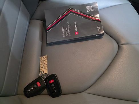 Used 2023 Toyota Highlander XLE AWD/4WD image 9