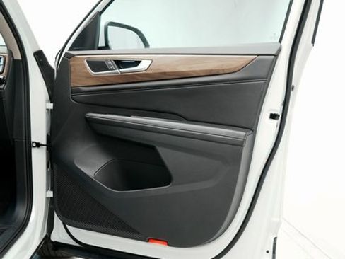 Used 2024 Volkswagen Atlas SE image 23