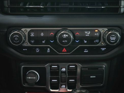 Used 2025 Jeep Wrangler Unlimited Rubicon w/ Convenience Group AWD/4WD image 16