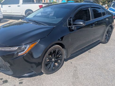 Used 2020 Toyota Corolla LE FWD image 3