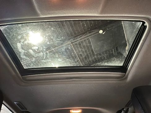 Used 2012 Toyota Highlander SE w/ Tow Pkg image 29